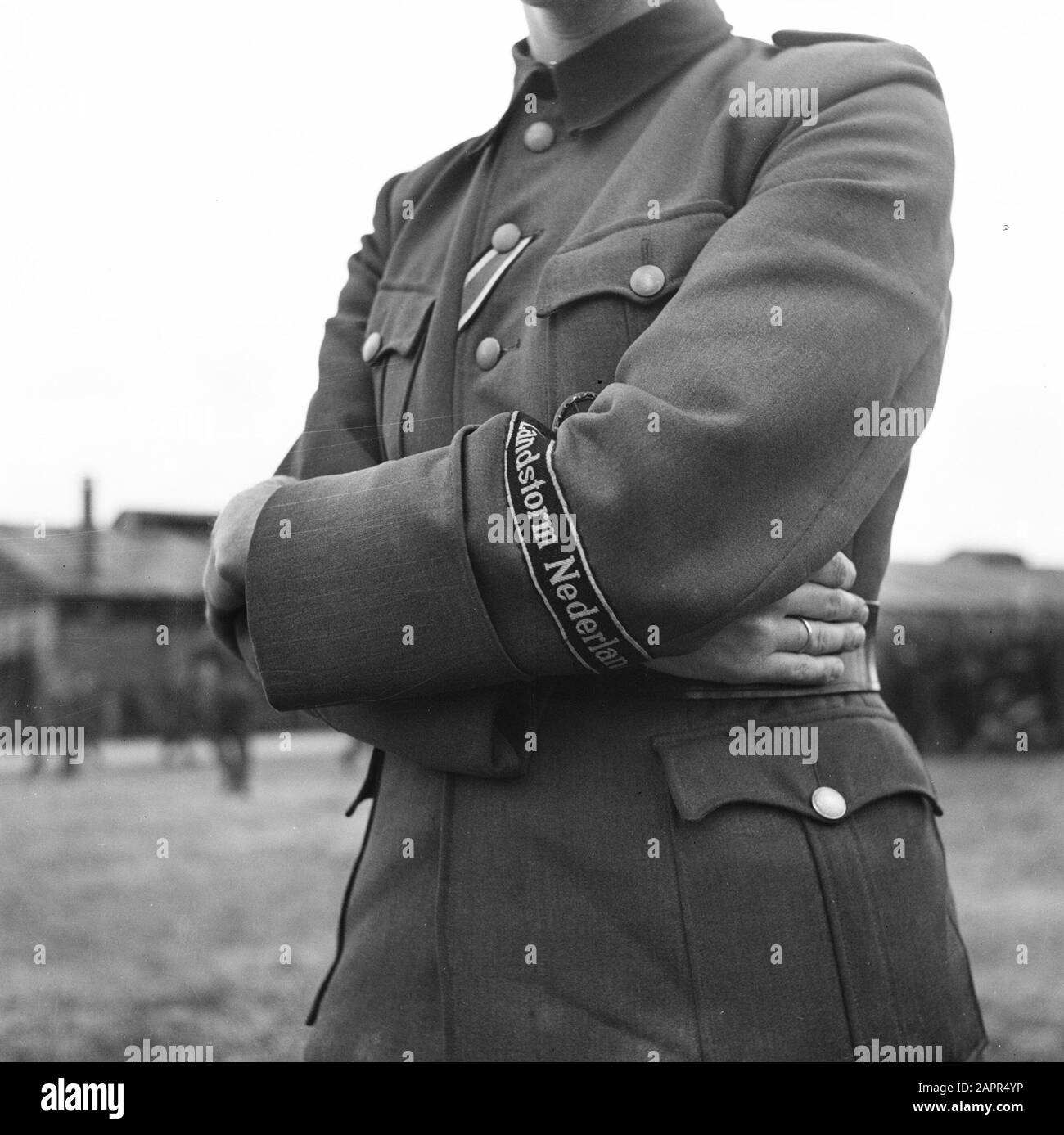 Capitulation: Harskamp [camp où des hommes SS et des Landwachters ont été internés] Homme en uniforme de la Landstorm Annotation: Dans ce camp environ 4000 prisonniers néerlandais SS (y compris l'armée, Landstorm, Viking, Germania, Holl. Grüne Polizei etc.) en attente de procès Date: Juin 1945 lieu: Gueldre, Harskamp mots clés: Camps d'internement, prisonniers de guerre, militaires Banque D'Images