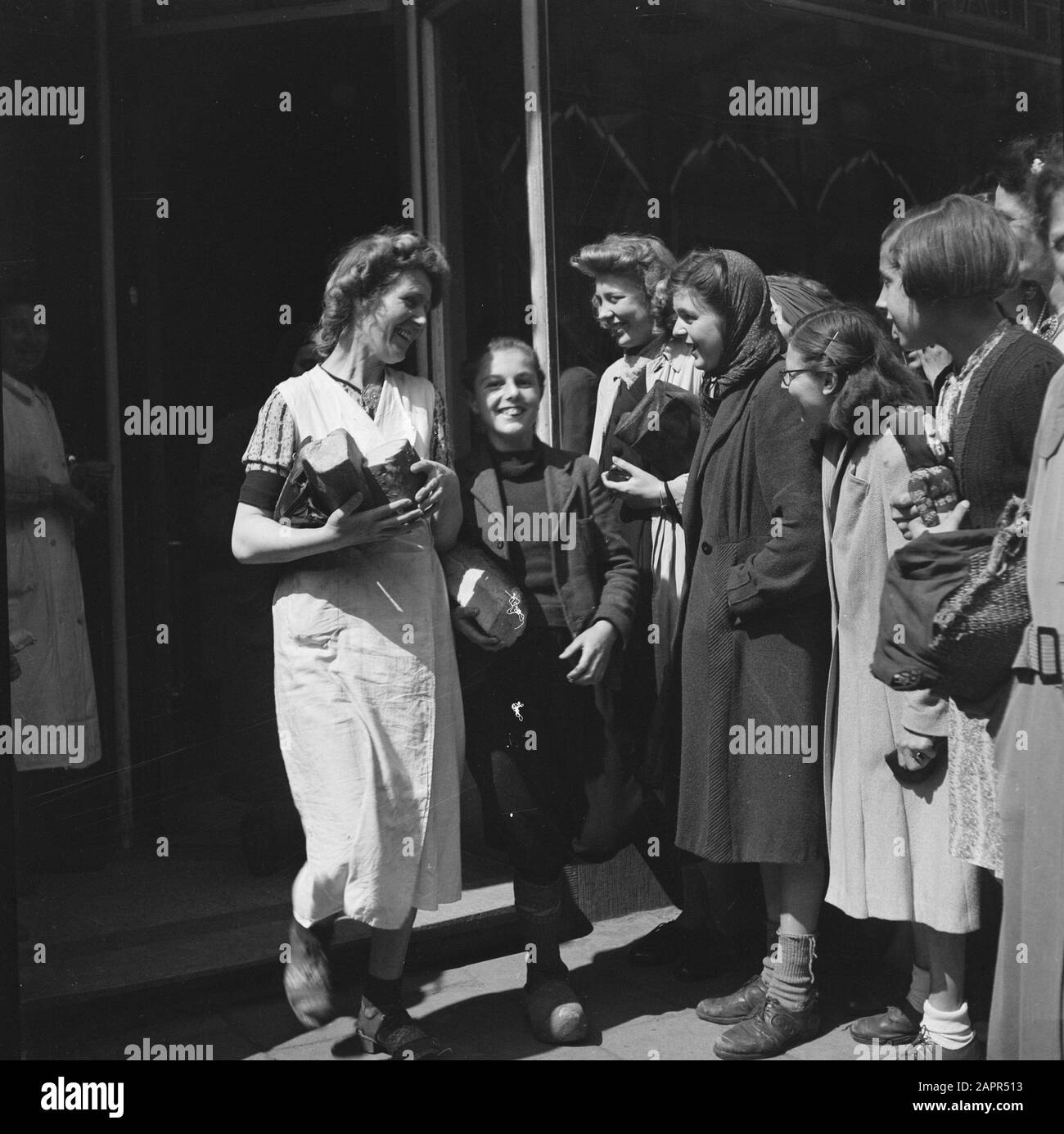 Approvisionnement alimentaire: Distribution le public d'Amsterdam achète avec impatience la nouvelle nourriture arrivée Date: Juin 1945 lieu: Amsterdam, Noord-Holland mots clés: Deuxième Guerre mondiale, Services alimentaires Banque D'Images
