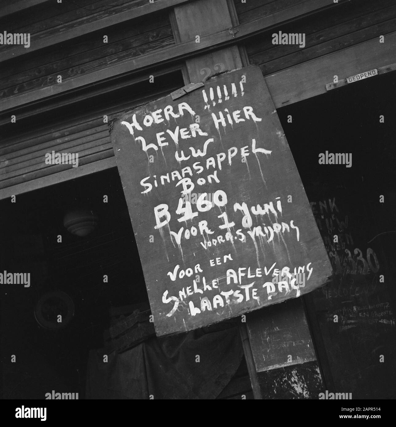 Approvisionnement alimentaire: Distribution le public d'Amsterdam achète avec impatience la nouvelle nourriture arrivée Date: Juin 1945 lieu: Amsterdam, Noord-Holland mots clés: Deuxième Guerre mondiale, Services alimentaires Banque D'Images