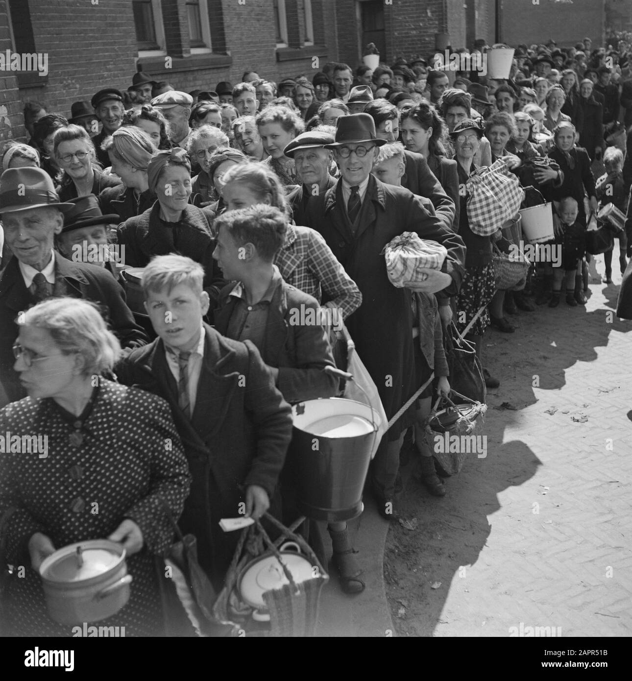 Approvisionnement alimentaire: Distribution le public d'Amsterdam achète avec impatience la nouvelle nourriture arrivée Date: Juin 1945 lieu: Amsterdam, Noord-Holland mots clés: Deuxième Guerre mondiale, Services alimentaires Banque D'Images