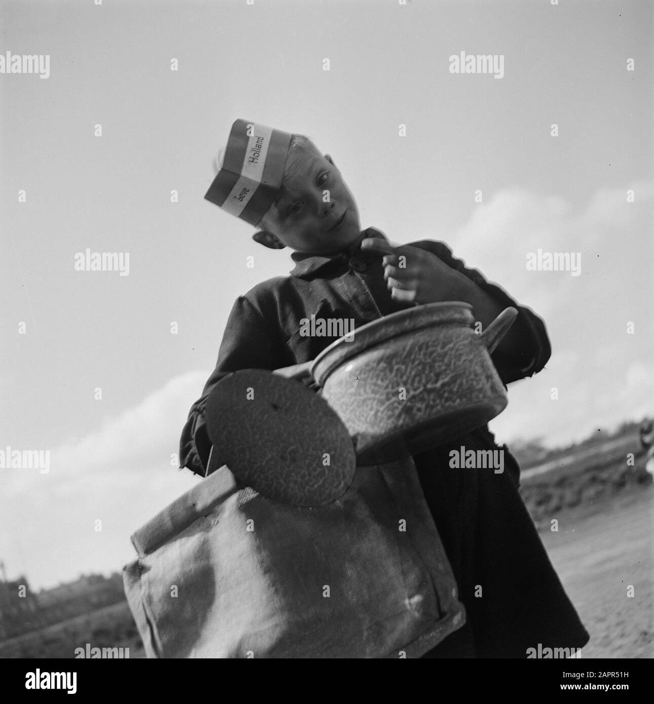 Approvisionnement alimentaire: Distribution le public d'Amsterdam achète avec impatience la nouvelle nourriture arrivée Date: Juin 1945 lieu: Amsterdam, Noord-Holland mots clés: Deuxième Guerre mondiale, Services alimentaires Banque D'Images