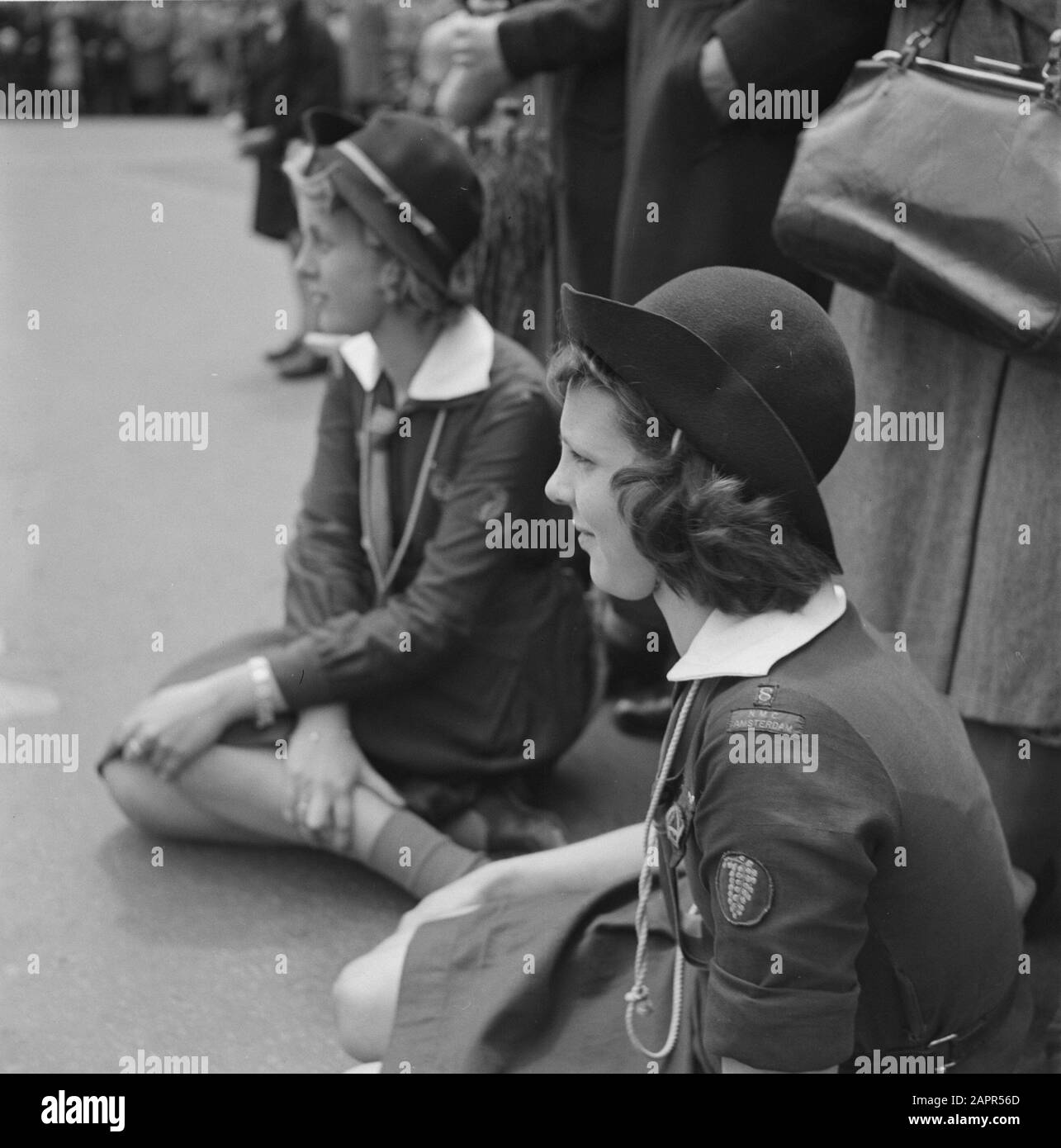 Les divertissements populaires à Amsterdam. Rép. Des diverses festivités liées à la libération dans la capitale [Deux scouts ou guides] Annotation: Le juge porte un panneau de manche 8. N.M.C. Amsterdam Date: 28 juin 1945 lieu: Amsterdam, Noord-Holland mots clés: Festivités de libération, deuxième guerre mondiale Banque D'Images