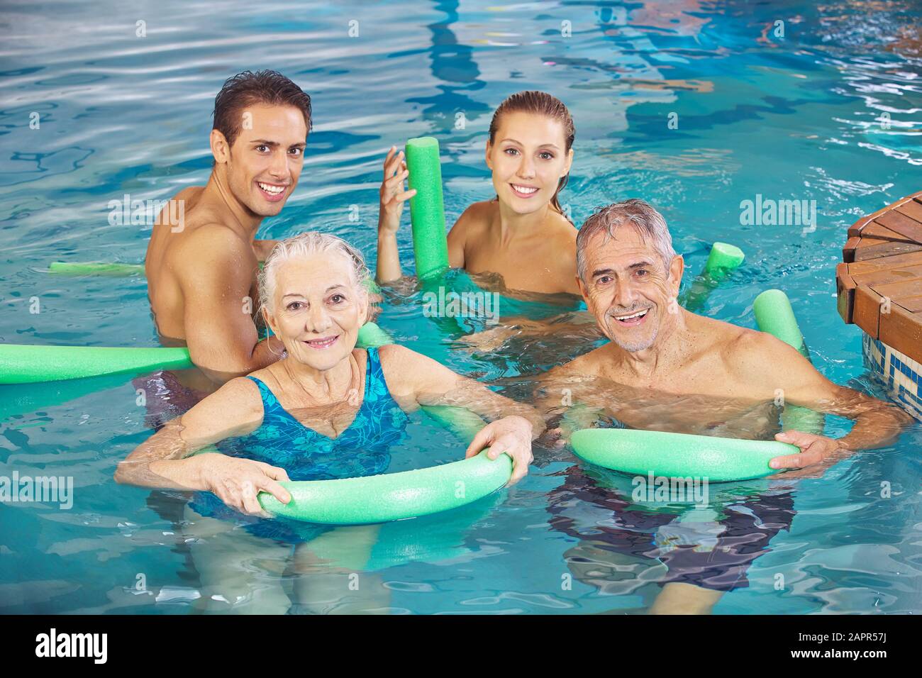 Une famille heureuse avec des personnes âgées ensemble fait de l'aqua fitness dans la piscine Banque D'Images