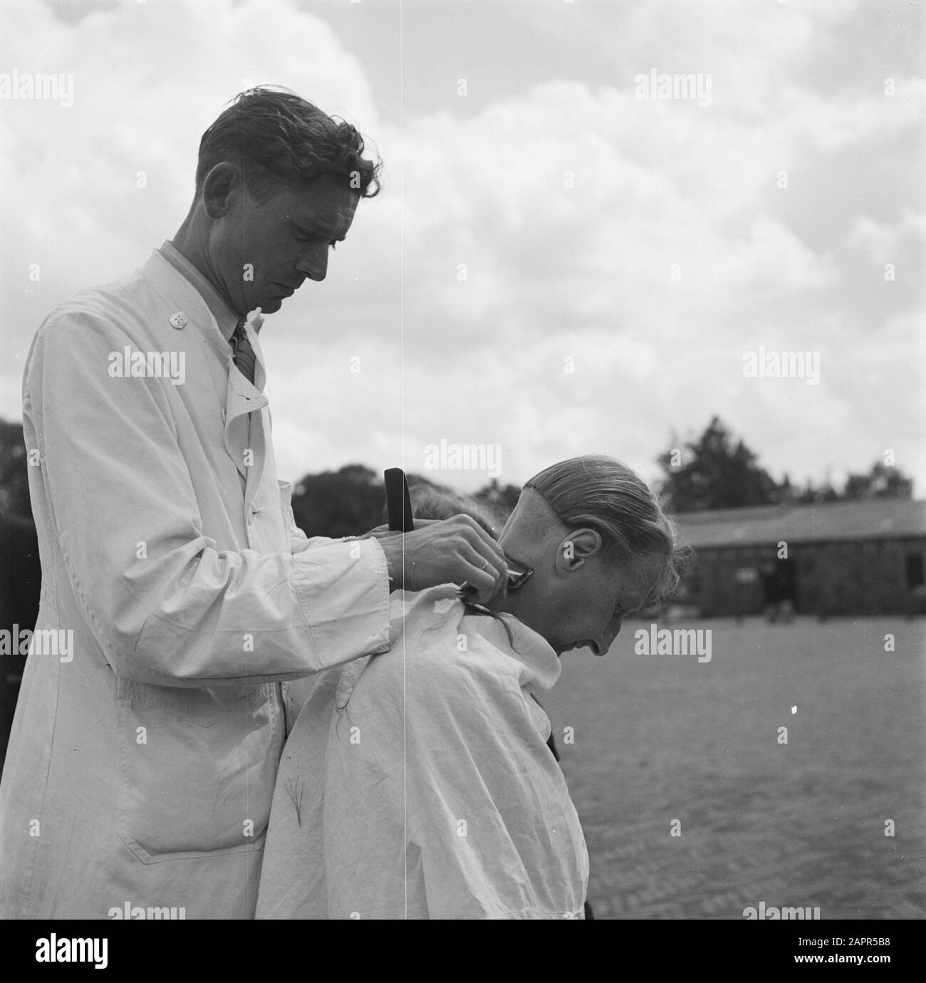 Camp Amsvorde, internement camp pour les collaborateurs féminins Cheveux de la femme interné est coupé et cou rasé [pour combattre les poux de tête] Date: Juillet 1945 lieu: Amersfoort mots clés: Interneringschamps, la seconde Guerre mondiale, purges Banque D'Images