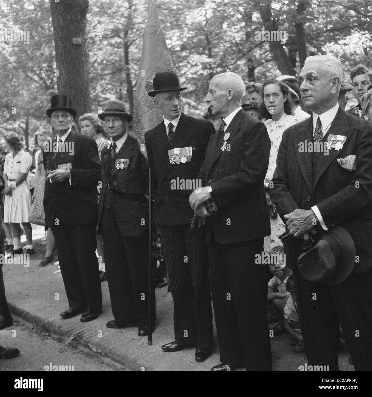 Armée: La princesse Irene brigade dans La parade de la Haye au-dessus de Lange Voorhout. Hommes en vêtements civils avec des prix sur leur poitrine Date: 1945 lieu: Den Haag mots clés: Armée, seconde Guerre mondiale Banque D'Images