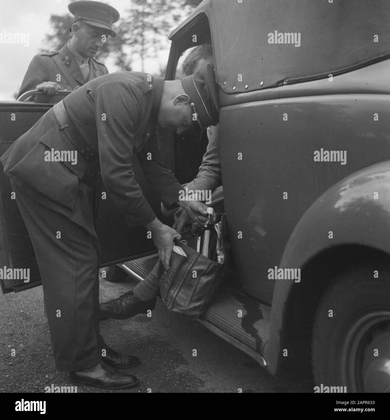 Trafic de tabac à la frontière entre les Pays-Bas et la Belgique (commerce noir) seconde Guerre mondiale, commerce Date : août 1945 mots clés : commerce, seconde Guerre mondiale Banque D'Images