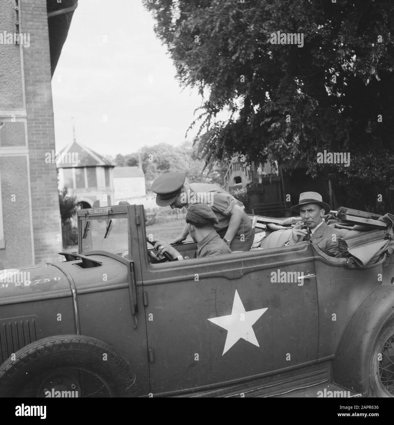 Trafic de tabac à la frontière entre les Pays-Bas et la Belgique (commerce noir) seconde Guerre mondiale, commerce Date : août 1945 mots clés : commerce, seconde Guerre mondiale Banque D'Images