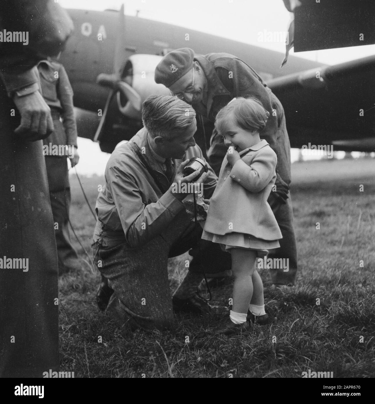 La princesse Juliana retourne avec ses trois filles du Canada aux Pays-Bas libérés. La princesse Margriet est interrogée par le journaliste de radio Frits Thors Annotation: À l'aéroport Teuge arrive le Lockheed Hudson Rotterdam avec Juliana et Margriet à bord. Beatrix et Irene arrivent avec un Douglas C-47 Dakota. Quatre personnes royales dans un avion étaient trop risquées. Le prince Bernhard était déjà à l'aéroport, accueillant sa famille. Date: 2 août 1945 lieu: Gueldre, Teuge mots clés: Journalistes, maison royale, princesses, seconde guerre mondiale, avions, aérodromes Nom personnel: Margriet (princesse Nether) Banque D'Images