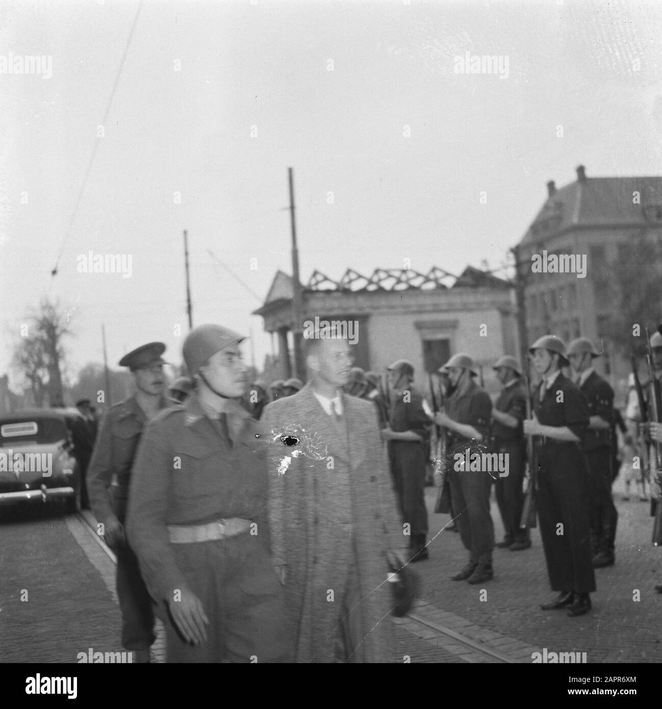 Arrivée Gouverneur général des Antilles néerlandaises Inspection de la Garde d'honneur par le Gouverneur général A.W.L. Tjarda Van Starkenborgh Stachouwer Date : 11 Septembre 1945 Lieu : La Haye Mots Clés : Gouverneurs Généraux Nom Personnel : Tjarda Van Starkenborgh Stachouwer, A.w.l. Banque D'Images