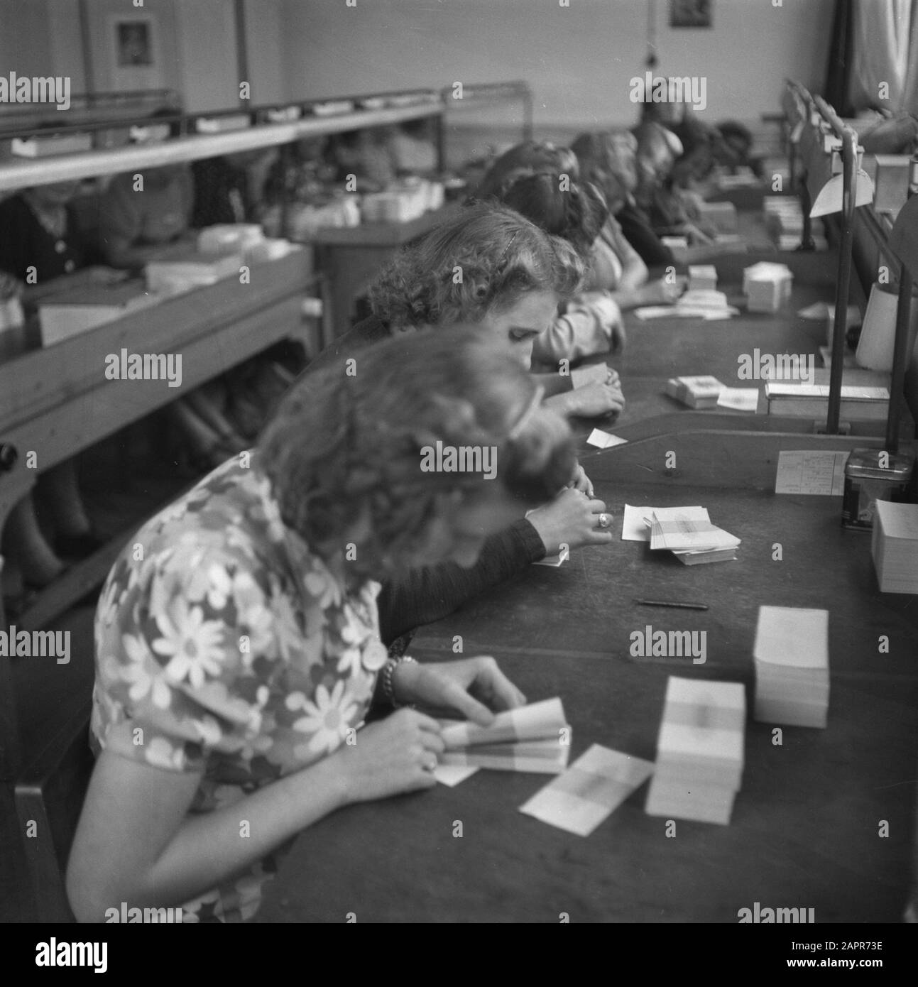 Impression de nouveaux fonds dans l'impression Enschedé Forfaits les billets de banque sont comptés Date: 1945 mots clés: Financier, seconde Guerre mondiale Banque D'Images