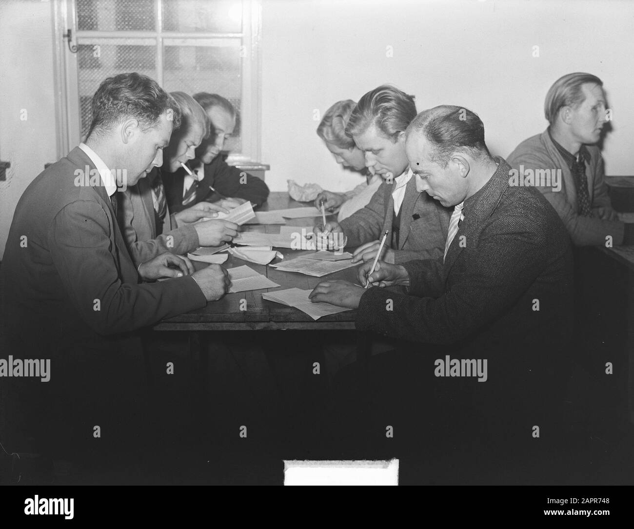 Prisonniers de guerre néerlandais de retour de Russie à Amersfoort Annotation: Personnes impliquées qui avaient été dans le service militaire allemand Date: 11 novembre 1950 lieu: Amersfoort mots clés: Prisonniers de guerre, rapatriement Banque D'Images