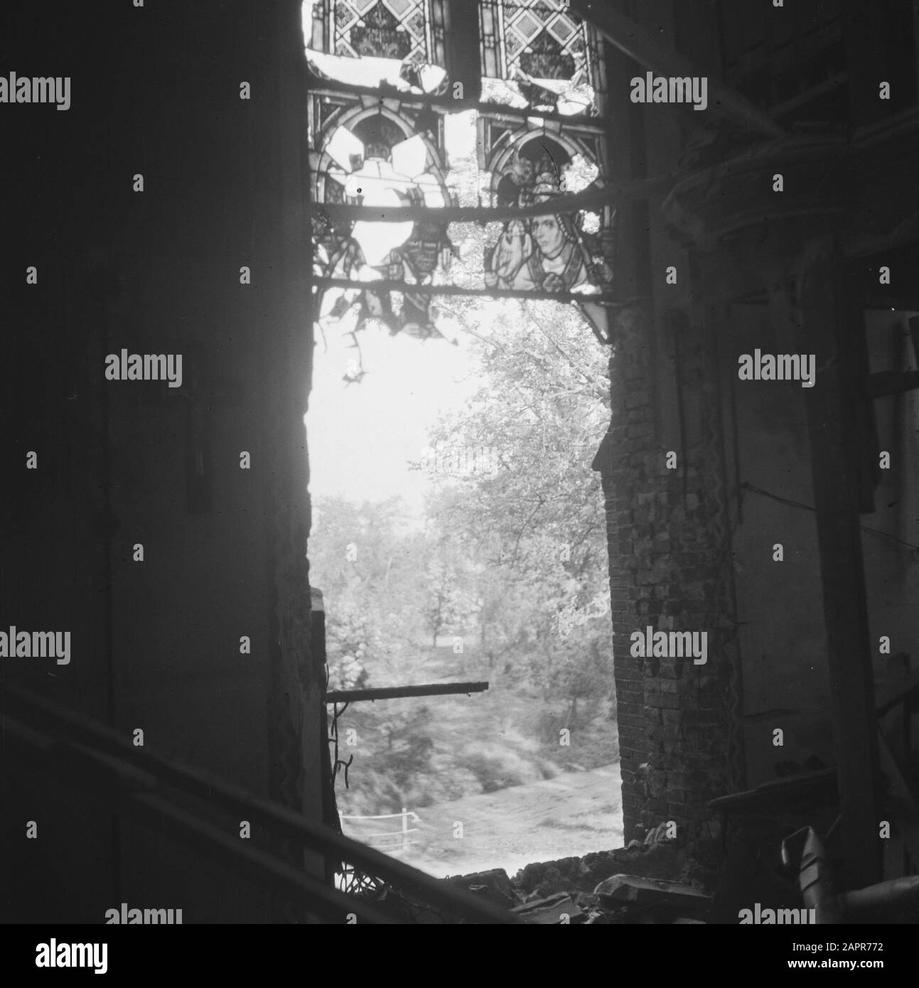 Destruction : Bemmel e.a. Vitraux détruits d'une église [église R.K. à Bemmel?] Date: 1945 lieu: Bemmel mots clés: Organes, dévastation Banque D'Images