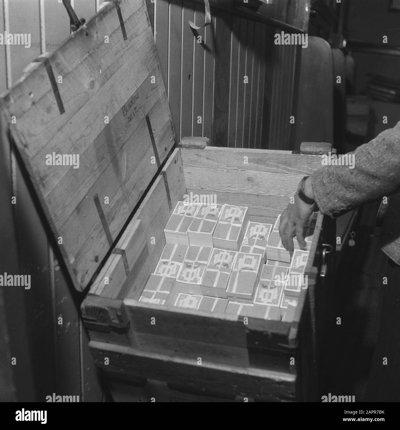 Finances : Purger L'Argent Purger L'Argent. Coffre avec piles de nouveaux billets Date: Septembre 1945 mots clés: Finances, argent Banque D'Images