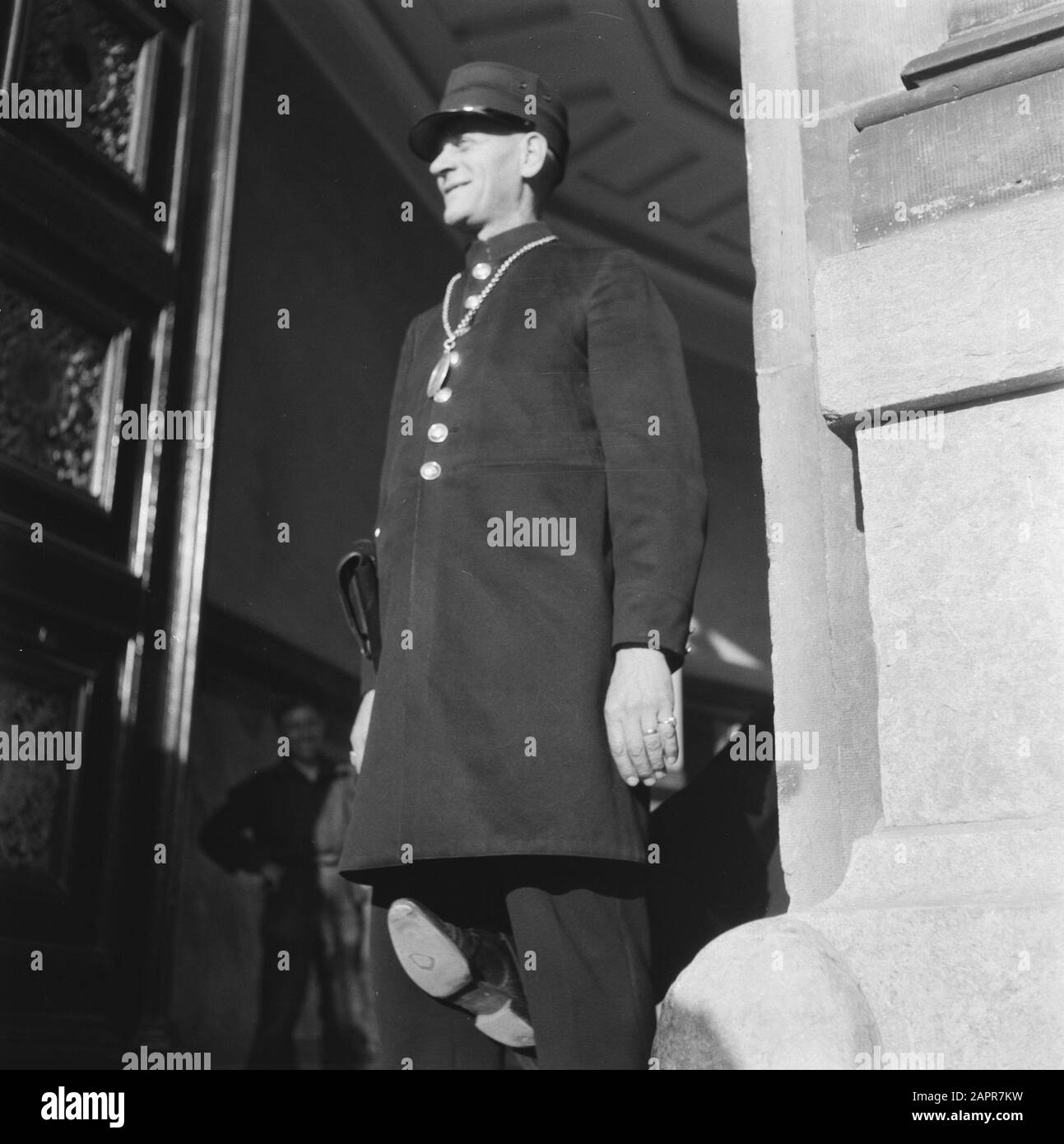 Finances: Nouvel argent Nederlandsche Bank porter à l'entrée du bâtiment de la Nederlandsche Bank à l'Oude Turfmarkt à Amsterdam Date: 1945 lieu: Amsterdam mots clés: Banques, finance Banque D'Images