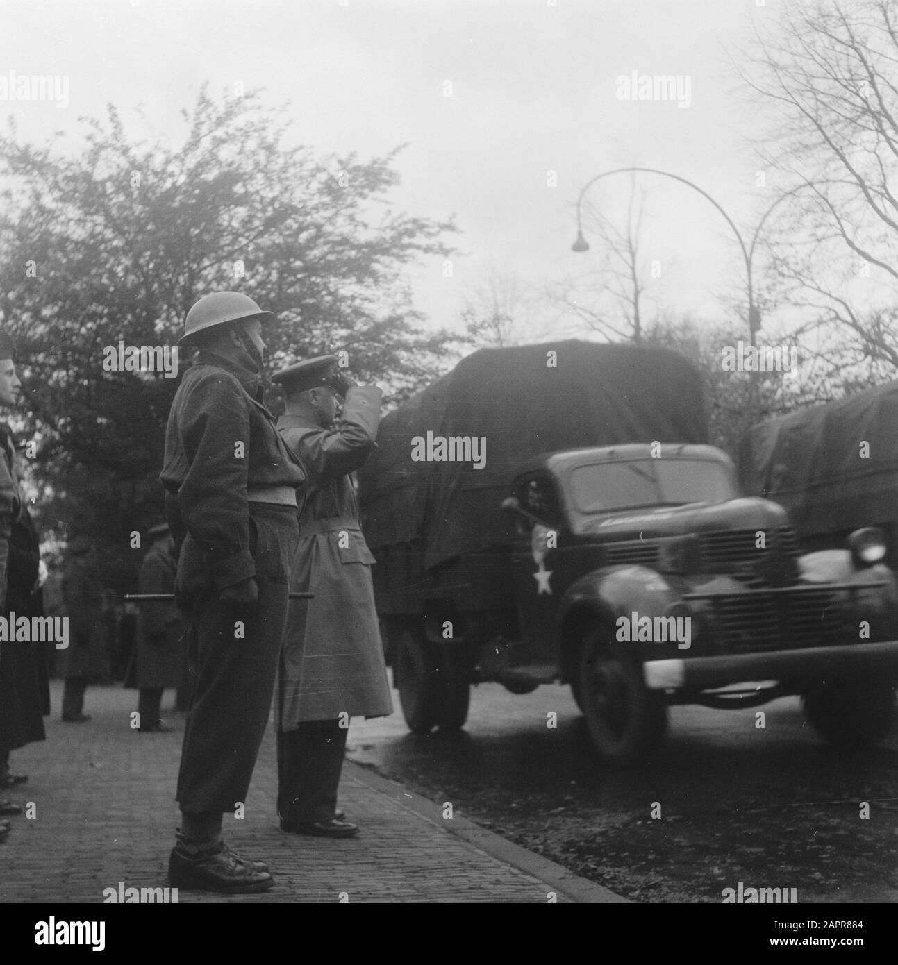 Adieu général Kruls en tant que Chef d'état-major Autorité militaire général Kruls saluent pendant le filé Date: 26 octobre 1945 lieu: Den Haag mots clés: Défils Nom personnel: Kruls, H.J. Banque D'Images Adieu général Kruls en tant que Chef d'état-major Autorité militaire général Kruls saluent pendant le filé Date: 26 octobre 1945 lieu: Den Haag mots clés: Défils Nom personnel: Kruls, H.J. Banque D'Images