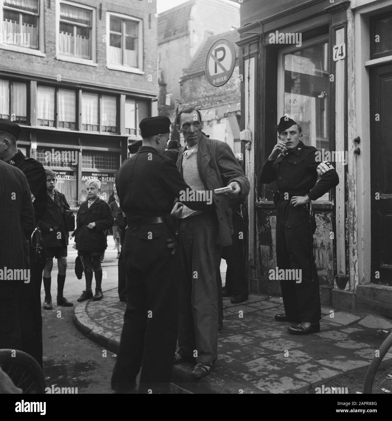 Razzias sur le commerce noir Date: Octobre 1945 lieu: Amsterdam mots clés: Commerce, seconde Guerre mondiale Banque D'Images