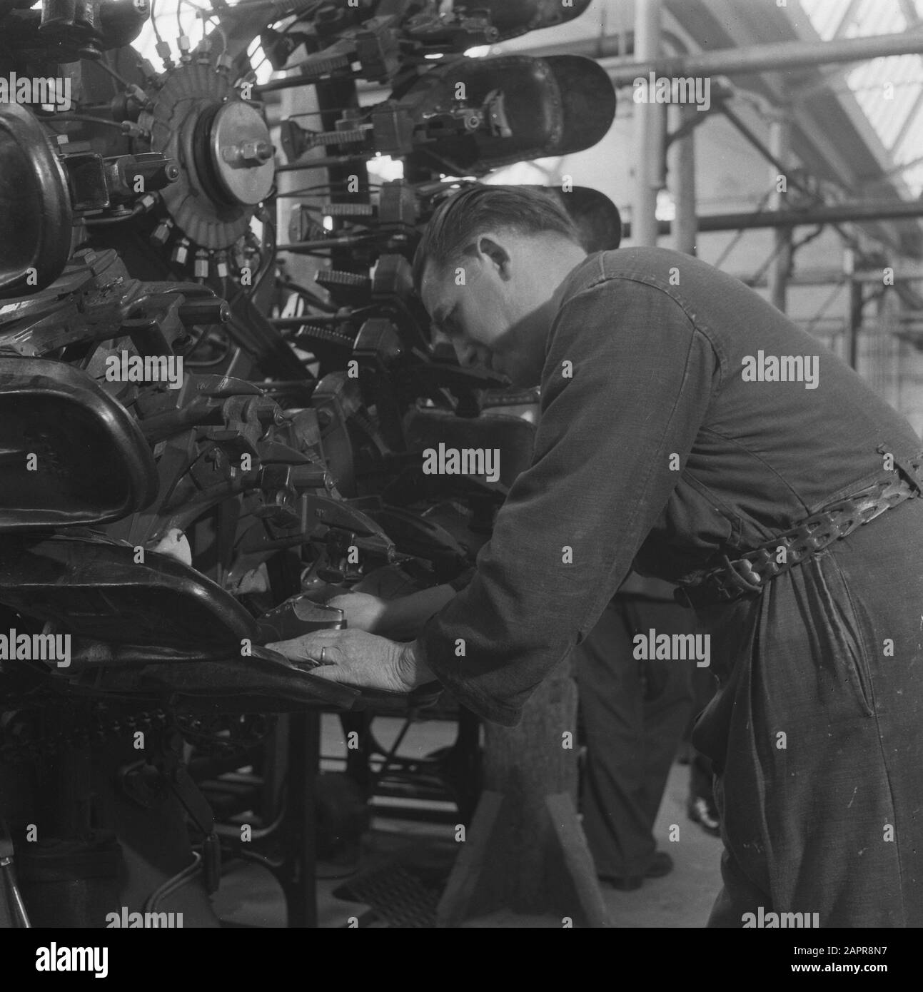 Fabrication de cuir et de textile Date : 1945 mots clés : industrie, seconde Guerre mondiale Banque D'Images