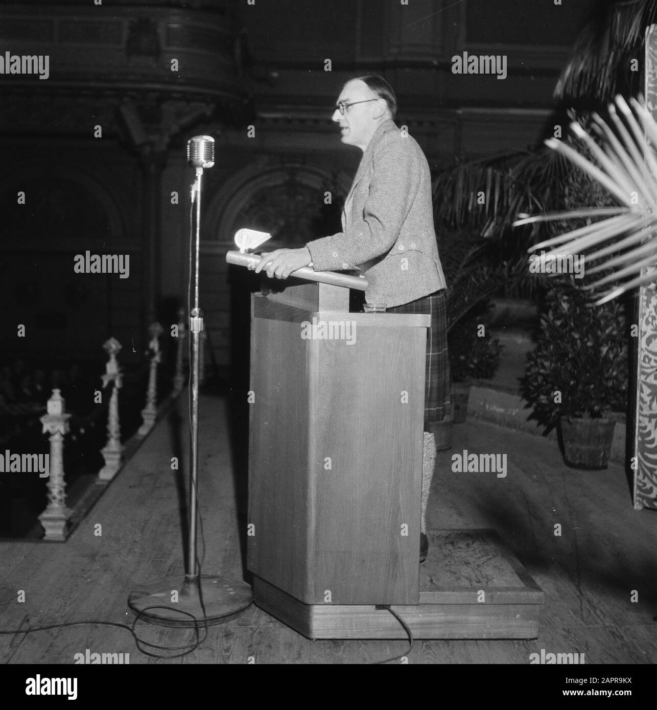 Joseph Macleod dans le Concertgebouw Date : 23 février 1946 mots clés : BÂTIMENT RECTORT Nom personnel : MacLeod joseph Banque D'Images