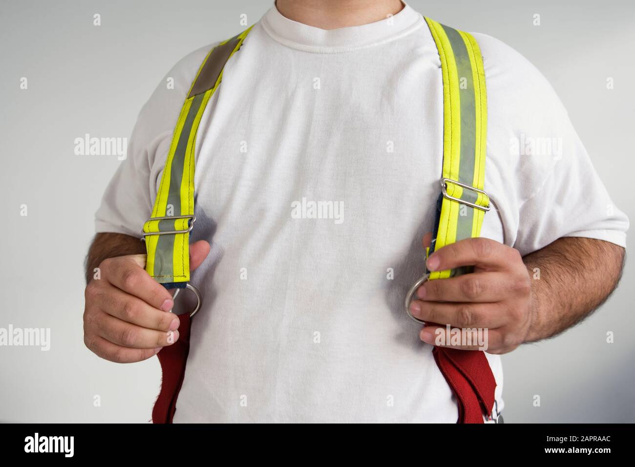 Section médiane d'un homme portant des bretelles pour un pompier Photo  Stock - Alamy