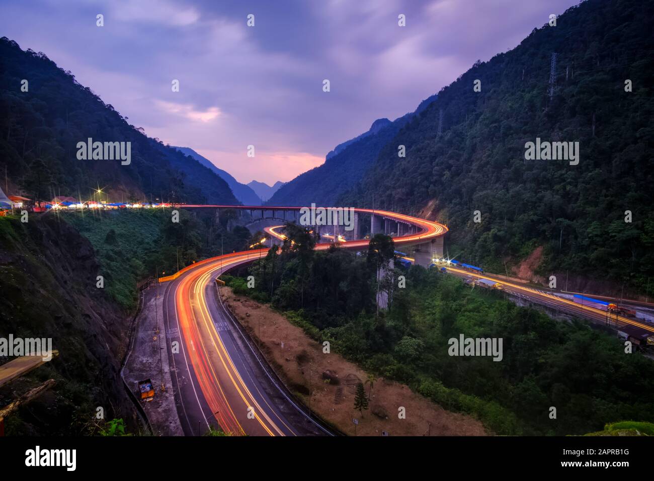 Magnifique sentier léger sur la route sinueuse de Kelok 9 le soir, Payakumbuh / Pekan Baru Road, Sumatra Ouest, Indonésie Banque D'Images