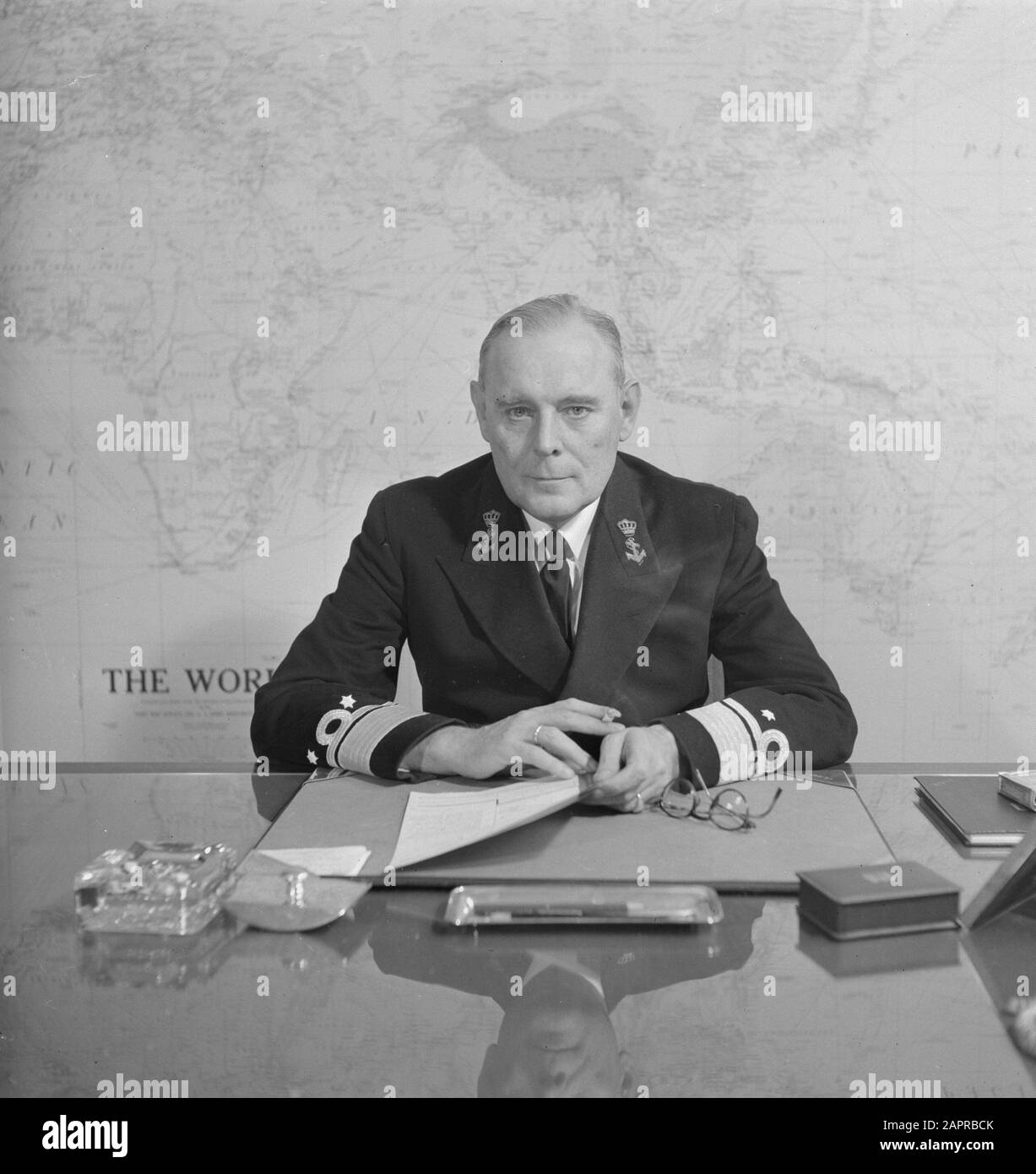 Arrière bij-nacht F. (Frederik) Tribe Date : 6 décembre 1949 mots clés : Marine, officiers, portraits Nom personnel : tribu, F. Banque D'Images