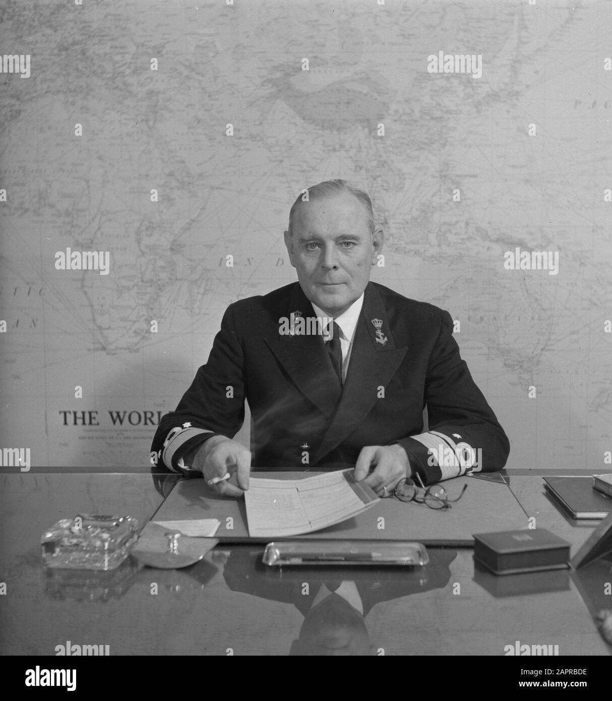 Arrière bij-nacht F. (Frederik) Tribe Date : 6 décembre 1949 mots clés : Marine, officiers, portraits Nom personnel : tribu, F. Banque D'Images