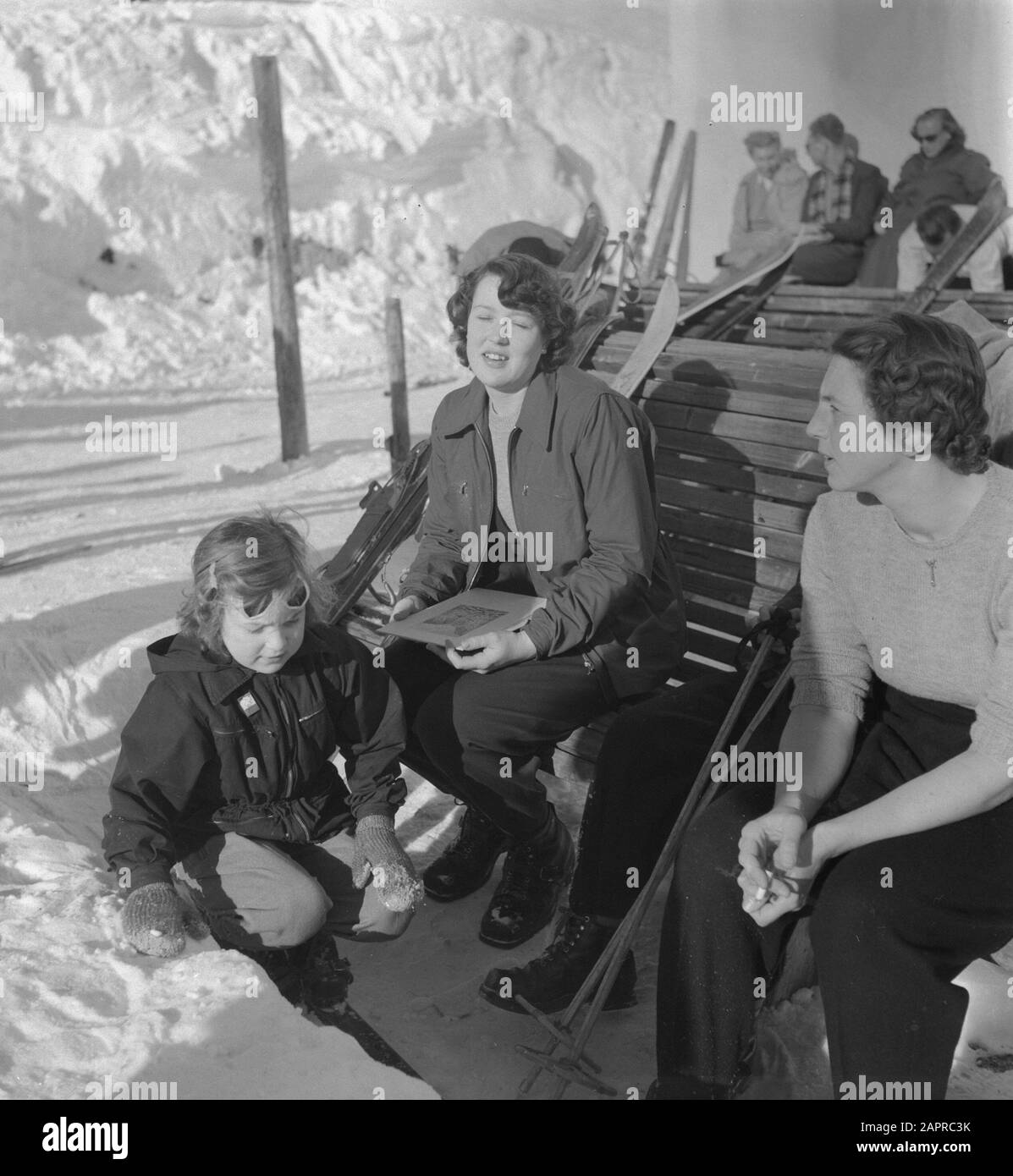 Famille royale à Sankt Anton. Princess Margriet Date: 29 décembre 1950 lieu: Autriche, Tyrol mots clés: Princesses, sports d'hiver Nom personnel: Margriet (princesse Pays-Bas) Banque D'Images