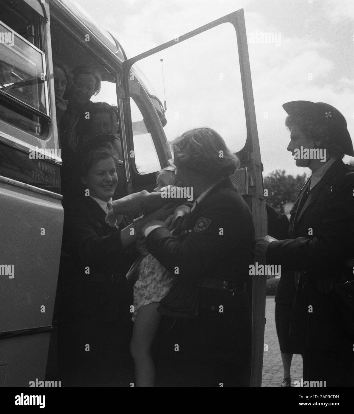 Catholic Boy Scout guides at Queen Juliana on Soestdijk Date: 1 juillet 1951 mots clés: Queens, Boy Scout guides Nom personnel: Juliana (Queen Netherlands) Nom de l'institution: Paleis Soestdijk Banque D'Images