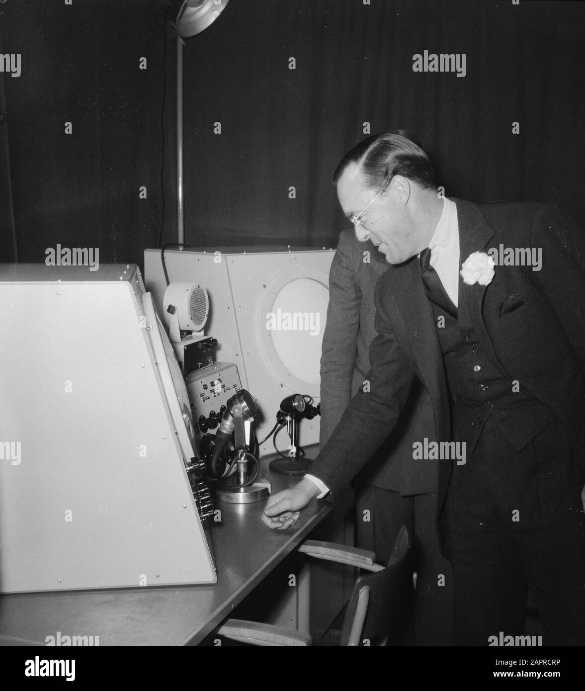 Ouverture de l'installation du radar à IJmuiden par prince Bernhard Date : 1 novembre 1951 lieu : IJmuiden mots clés : Nom du personnage du radar : Bernhard (prince Pays-Bas) Banque D'Images
