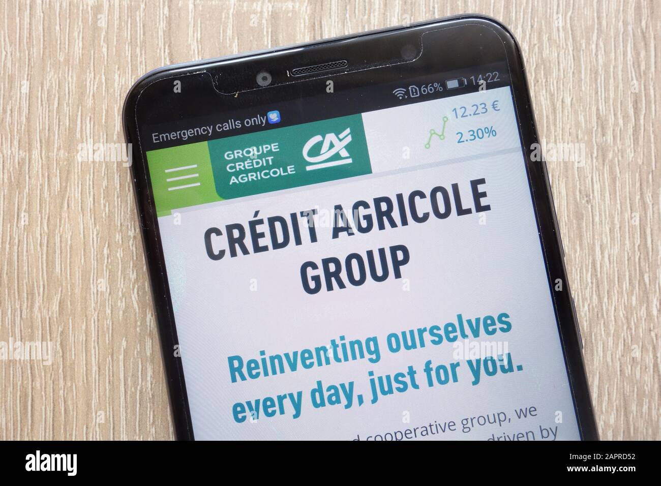 Crédit agricole site Web affiché sur un smartphone moderne Banque D'Images