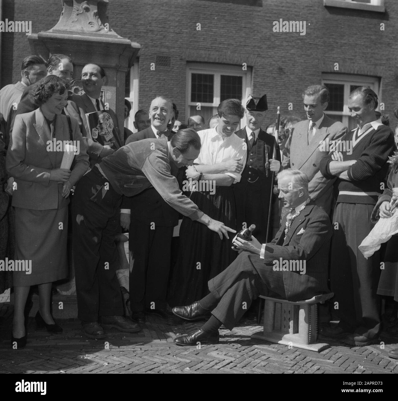 L'expédition van Houten revient à Amsterdam. Le maire d'Ailly d'Amsterdam reçoit une bouteille de vin de Lou van Gasteren, producteur d'un film sur l'expédition de Van Houten. Derrière la figure incurvée de Van Gasteren se tient M. Mijksenaar et à droite de lui Bert Prinsen Geerligs, le Pr man de Van Houten.Entièrement à droite Mme M. Bolderheij-Pijl Date: 12 avril 1952 lieu: Amsterdam, Noord-Holland mots clés: Chocolat, expéditions, usines Nom personnel: Ailly, Arnold Jan d', Bolderheij-Pijl, M., Gasteren, Louis van, Mijksenaar, P.J., Prinsen Geerligs, Bert Banque D'Images