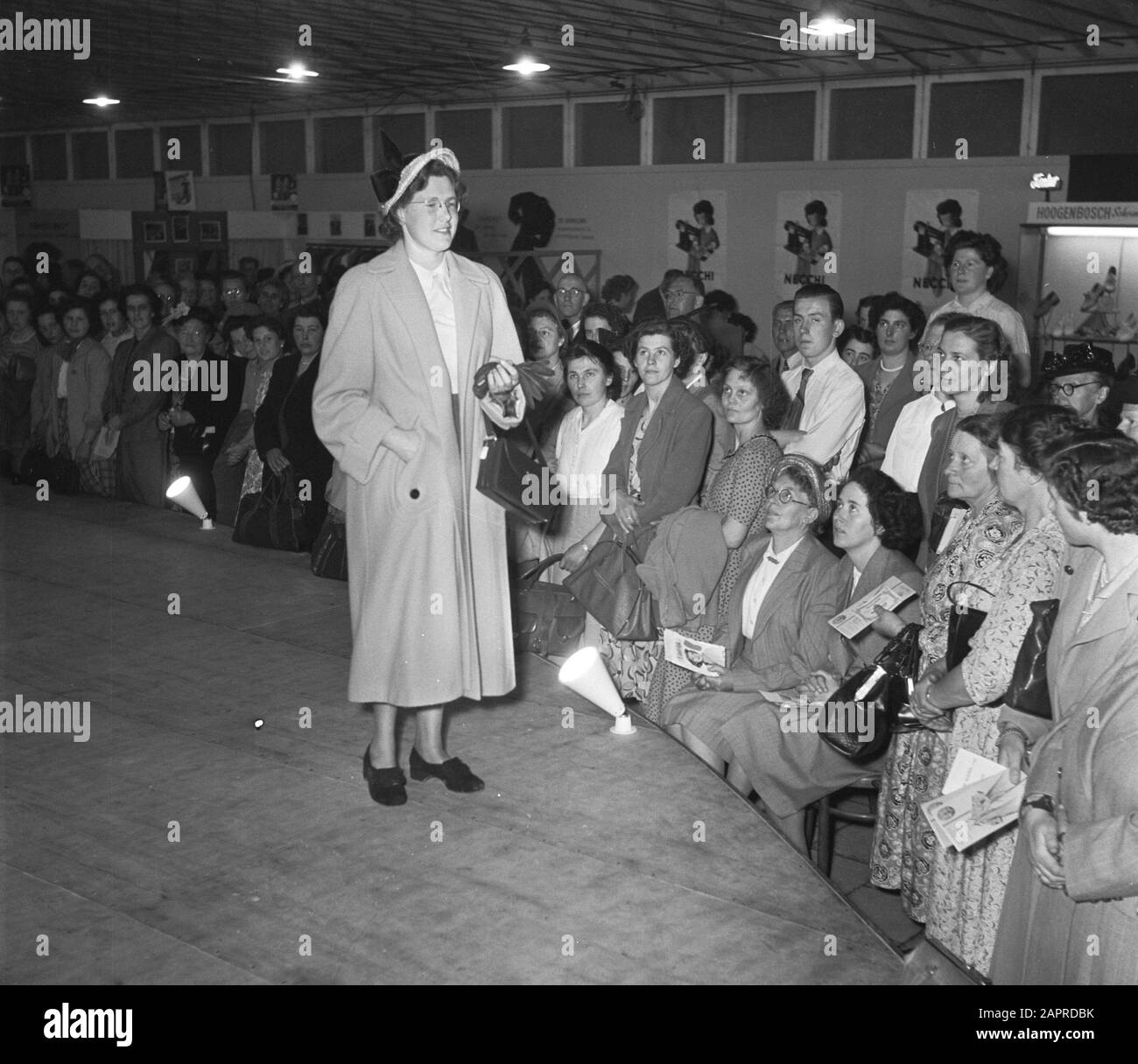 Exposition agricole salon de la mode des femmes d'Utrecht Date: 1 mai 1952 lieu: Utrecht mots clés: Expositions agricoles, défilés de mode Banque D'Images