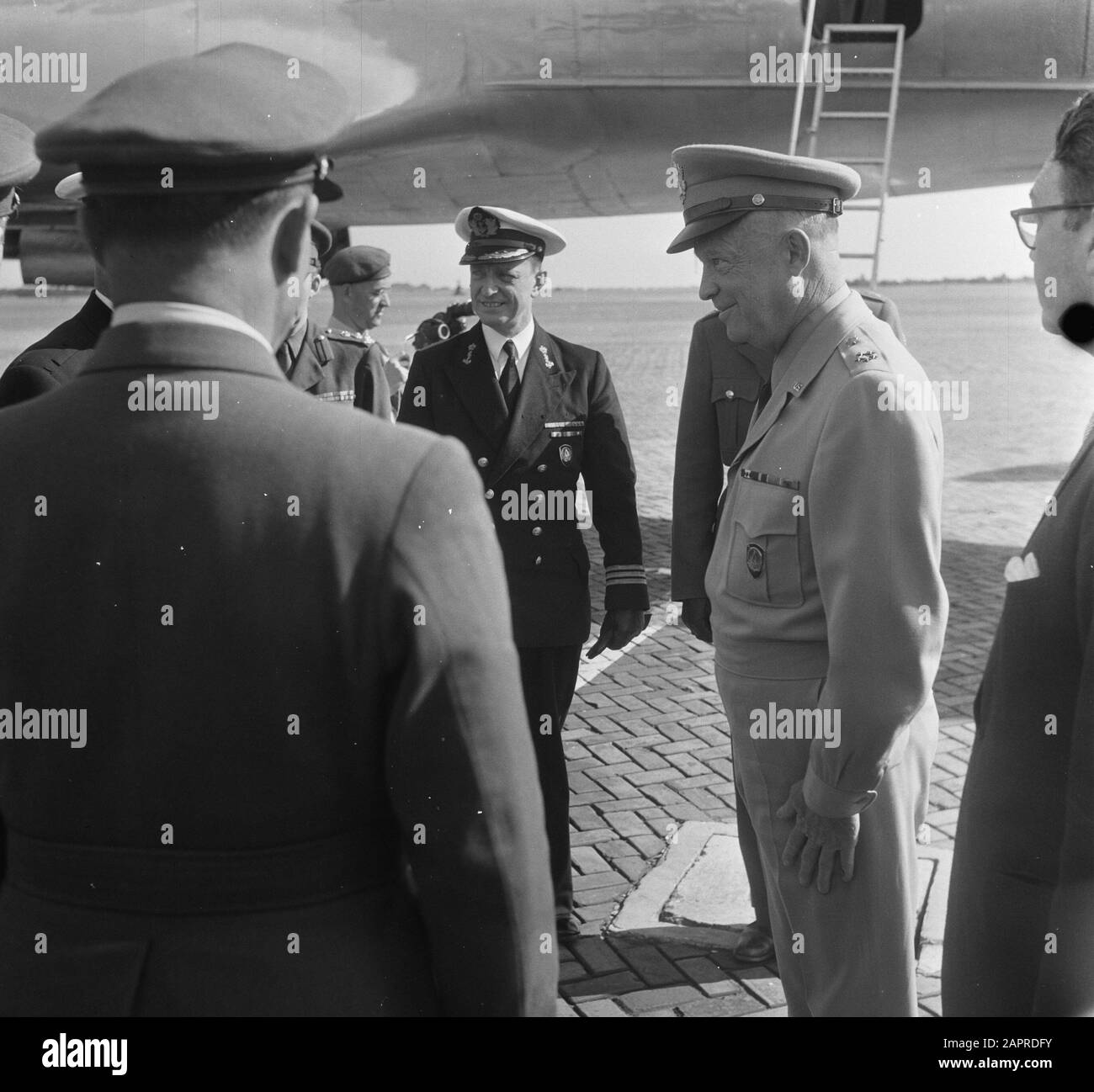 Adieu visite Eisenhower arrivée Gilze-Rijen. Le général Eisenhower atterrit avec sa Constellation 'Colombine' à la base aérienne de Gilze-Rijen où il fut reçu par le Vice-amiral Jhr. E.J. van Holthe, Adjutant au service extraordinaire de HM The Queen, au nom du gouvernement néerlandais, l’envoyé américain S. Chapin, accompagné de quelques attachés militaires et du commandant de la base aérienne. Date: 19 mai 1952 lieu: Gilze-Rijen, Noord-Brabant mots clés: Militaire, officiers, aérodromes Nom personnel: Chapin, S., Eisenhower, D., Holthe E.J. van Banque D'Images