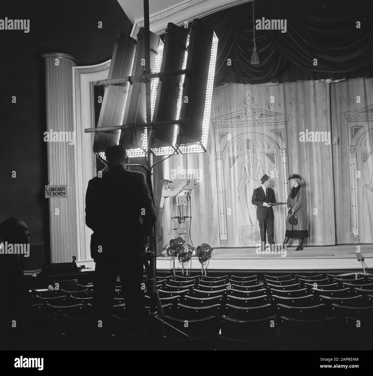 Télévision Vara. Cabaretier Wim Sonneveld dans son programme Girl with Big feet Annotation: Première performance au théâtre de la Mar Date: 27 janvier 1953 lieu: Amsterdam, Noord-Holland mots clés: Cabaret, télévision, nom De la Personne de théâtre: Sonneveld, Wim Banque D'Images