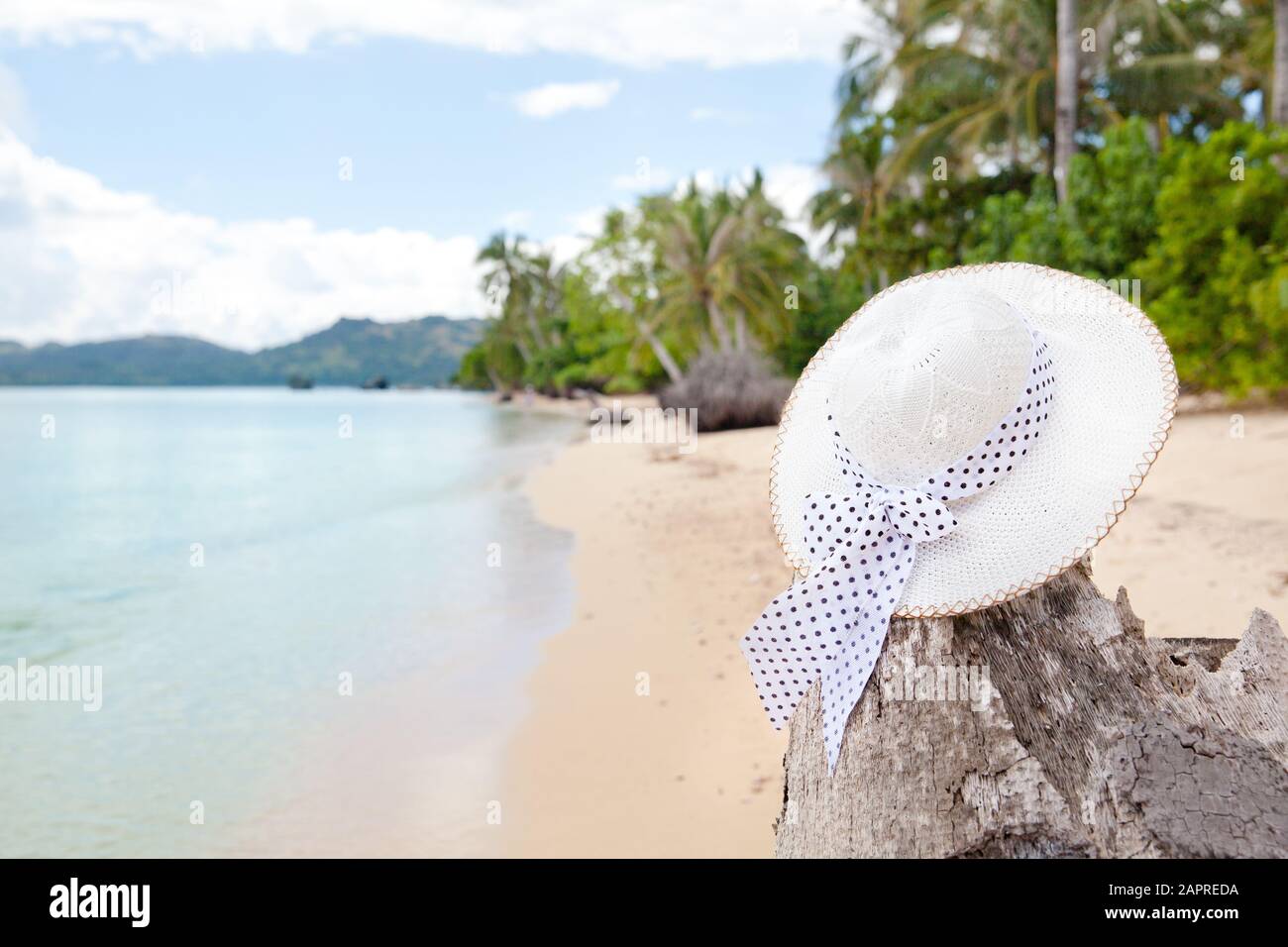 Chapeau sur la plage. Magnifique chapeau sur la plage, concept de protection solaire. Toujours la vie avec un chapeau. Paysage sur une île tropicale. Plage tropicale. Banque D'Images