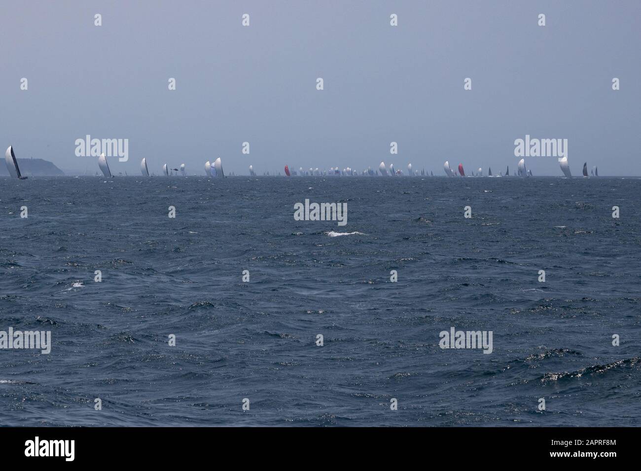 Traversez les têtes à l'extérieur du port de Sydney pour le début de la Rolex Sydney Hobart Yacht Race 2019. 26 décembre 2019. Banque D'Images