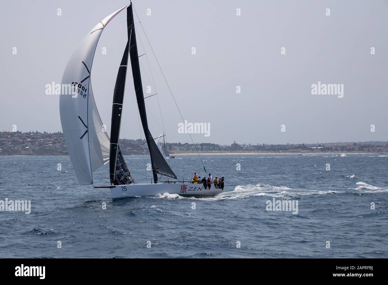 Zen au début de la Rolex Sydney Hobart Yacht Race 2019 avec toile de fond de Bondi Beach. Banque D'Images