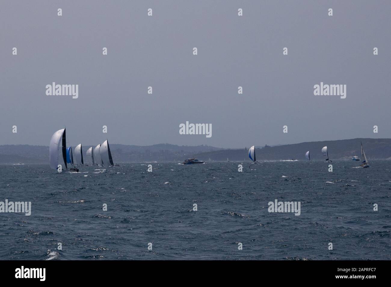 Traversez les têtes à l'extérieur du port de Sydney pour le début de la Rolex Sydney Hobart Yacht Race 2019. 26 décembre 2019. Banque D'Images