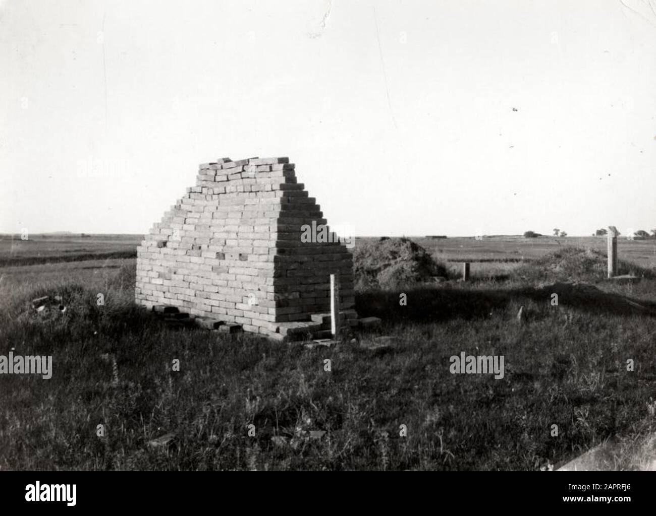 Funérailles, culte de la mort par pays. Tombe temporaire sur la cour du temple près d'Acheko à Manchuria, Chine [1930-1940]. Renforcement de la tombe avec des pierres, pour protéger contre les loups. Banque D'Images