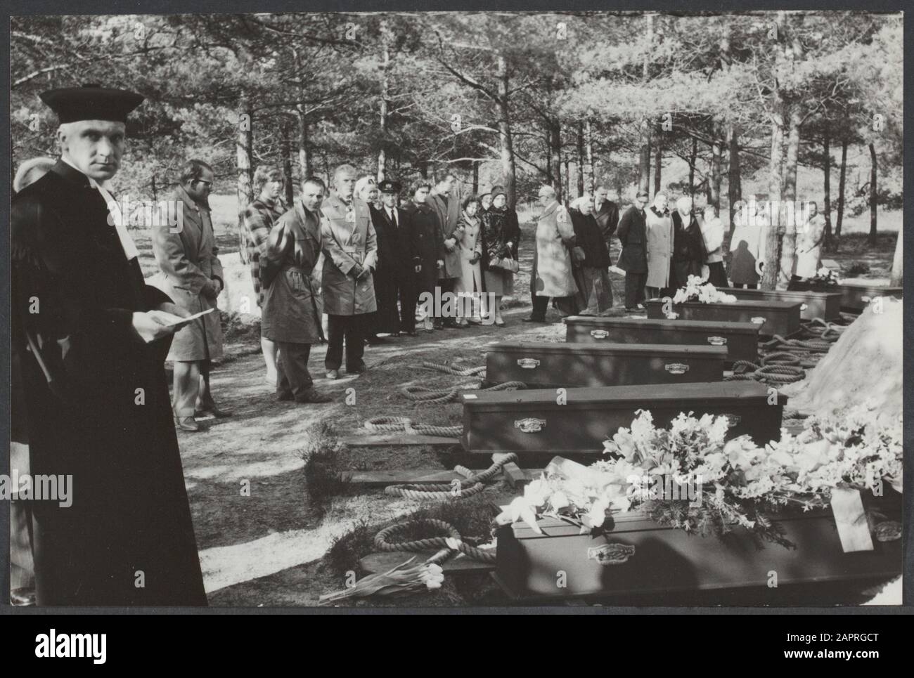Cimetières de guerre néerlandais aux Pays-Bas sur le lieu de l'honneur Loenen (Veluwe) 12 victimes de guerre ont été réenterrées, dont le chanteur H. Fortuin. Sur le premier coffre de St Fortune, couronnes de l'Union radio néerlandaise et d'autres organismes de radiodiffusion Annotation: Henk Fortuin (nom réel Hendrik Pieter Harrie van Greeken). Voir 912-1793 Date : 7 Mars 1961 Lieu : Loenen (Veluwe), Pays-Bas Mots Clés : Guerre, Guerres Banque D'Images