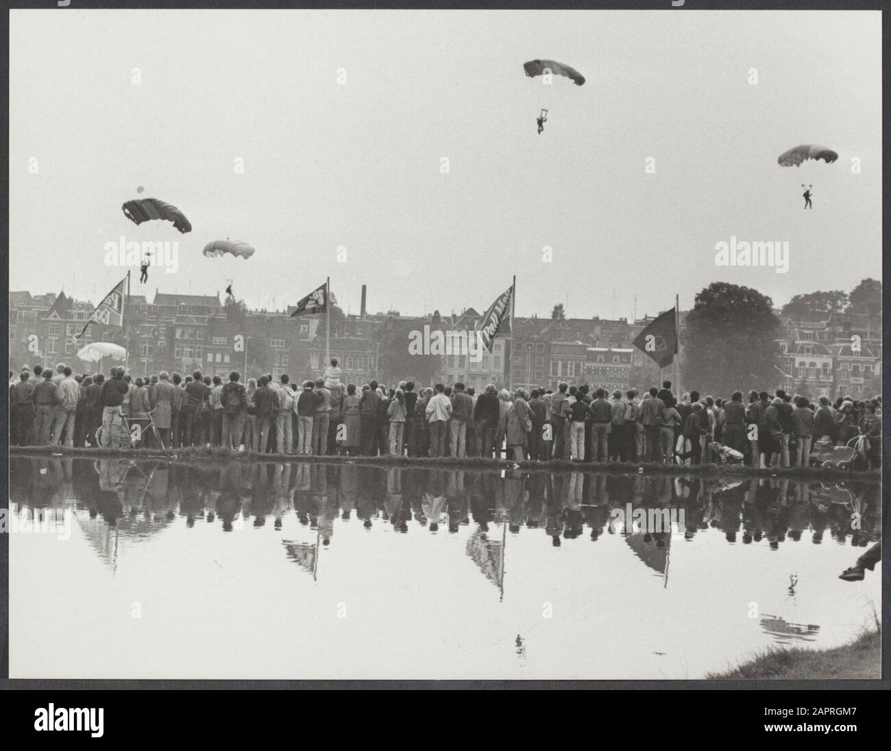 Arnhem '45, bataille d'Arnhem pour commémorer le 40ème anniversaire des atterrissages aériens à Arnhem, un événement aéronautique majeur s'est tenu samedi à Arnhem sous le titre De Vols commémoratifs. - Oui. Highlight a été la chute de 80 parachutistes de deux vieux Dakota annotation: Emplacement: Sonsbeekweide Date: 8 septembre 1984 lieu: Arnhem mots clés: Guerres, guerre Banque D'Images