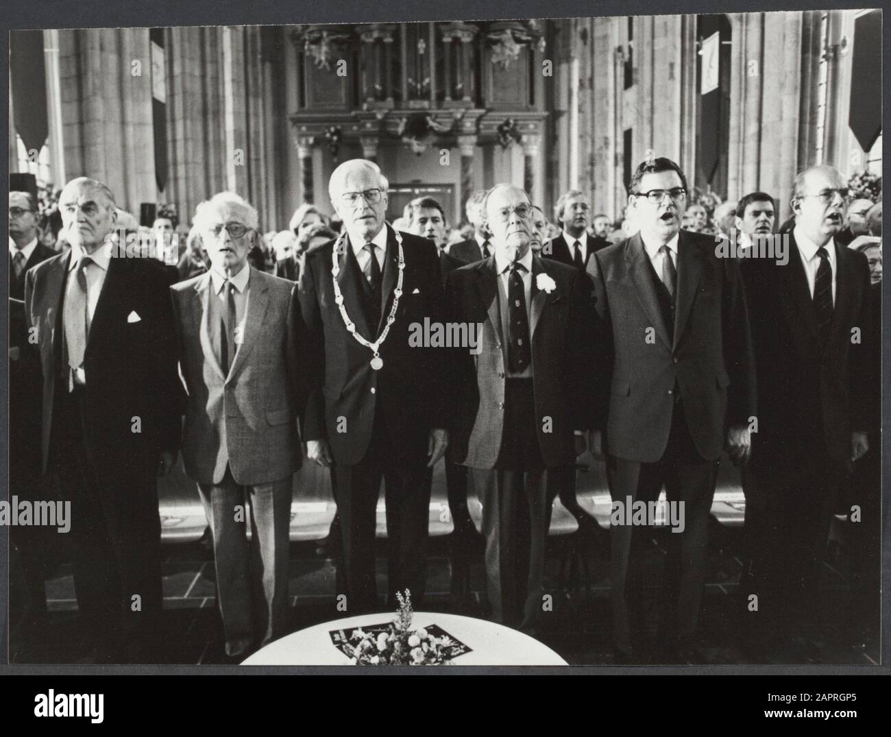 Arnhem '45, cérémonie d'ouverture de la Bataille d'Arnhem commémoration de la Bataille d'Arnhem dans la St Eusebius ou la Grande Eglise. Vlnr. Général Oh, Maj. Urquhart (commandant Arnhem), Prof. Lou de Jong, Maire J. Drijber, Prince Bernhard, Commissaire der Koningin de Bruijne, Ministre J. de Ruiter tout en chantant l'hymne national Date: 20 septembre 1948 lieu: Arnhem mots clés: Guerres, guerre Banque D'Images