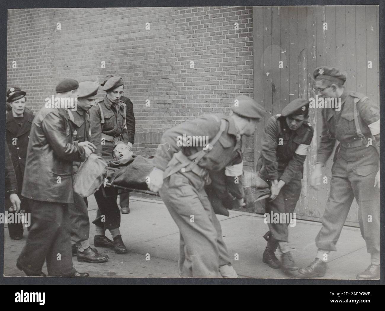 Formation De L'État Indonésie : Mf. Blessé, attention médicale. Ce matin, le débarquement a eu lieu des soldats blessés, qui sont arrivés hier avec le navire d'hôpital Grote Beer d'Indonésie à Amsterdam. Membres du transport de la Croix-Rouge et malades de l'ambulance Annotation: Voir 902-5452 Date: 15 janvier 1948 lieu: Indonésie mots clés: Gouvernance, frontières, constitutions, formation de l'État, ascendance Banque D'Images