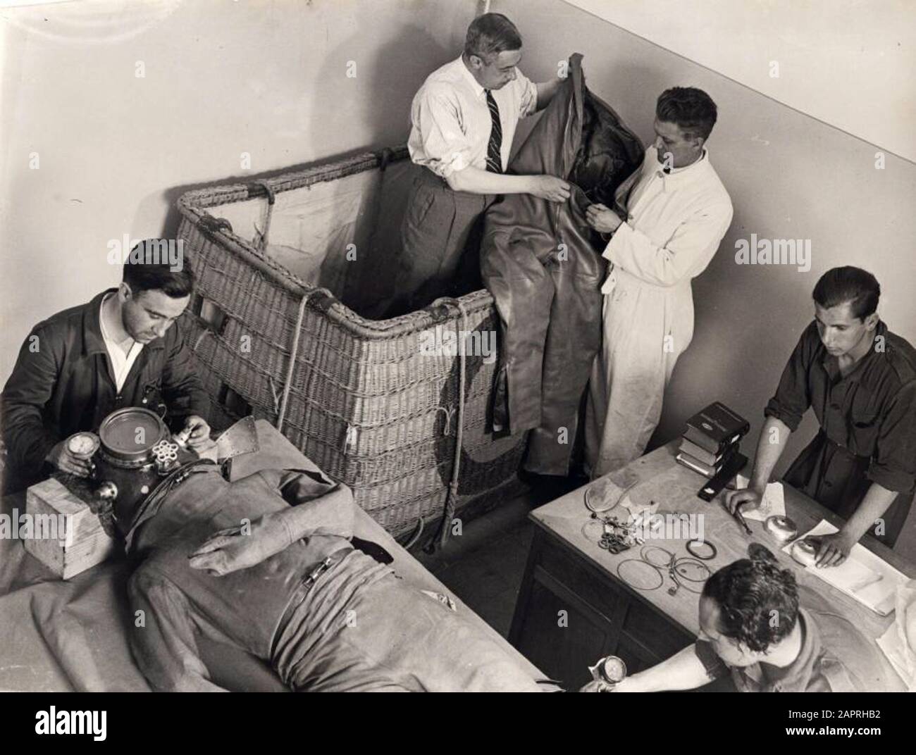 Observations dans l'atmosphère. Le colonel Herrera se prépare à prendre une télécabine ouverte avec un ballon de stratosphère à une hauteur de 25 000 mètres, Espagne 1935. Photo: La télécabine en osier dans laquelle l'Espagnol, enveloppé dans son costume spécial haute pression, veut enlever. Banque D'Images