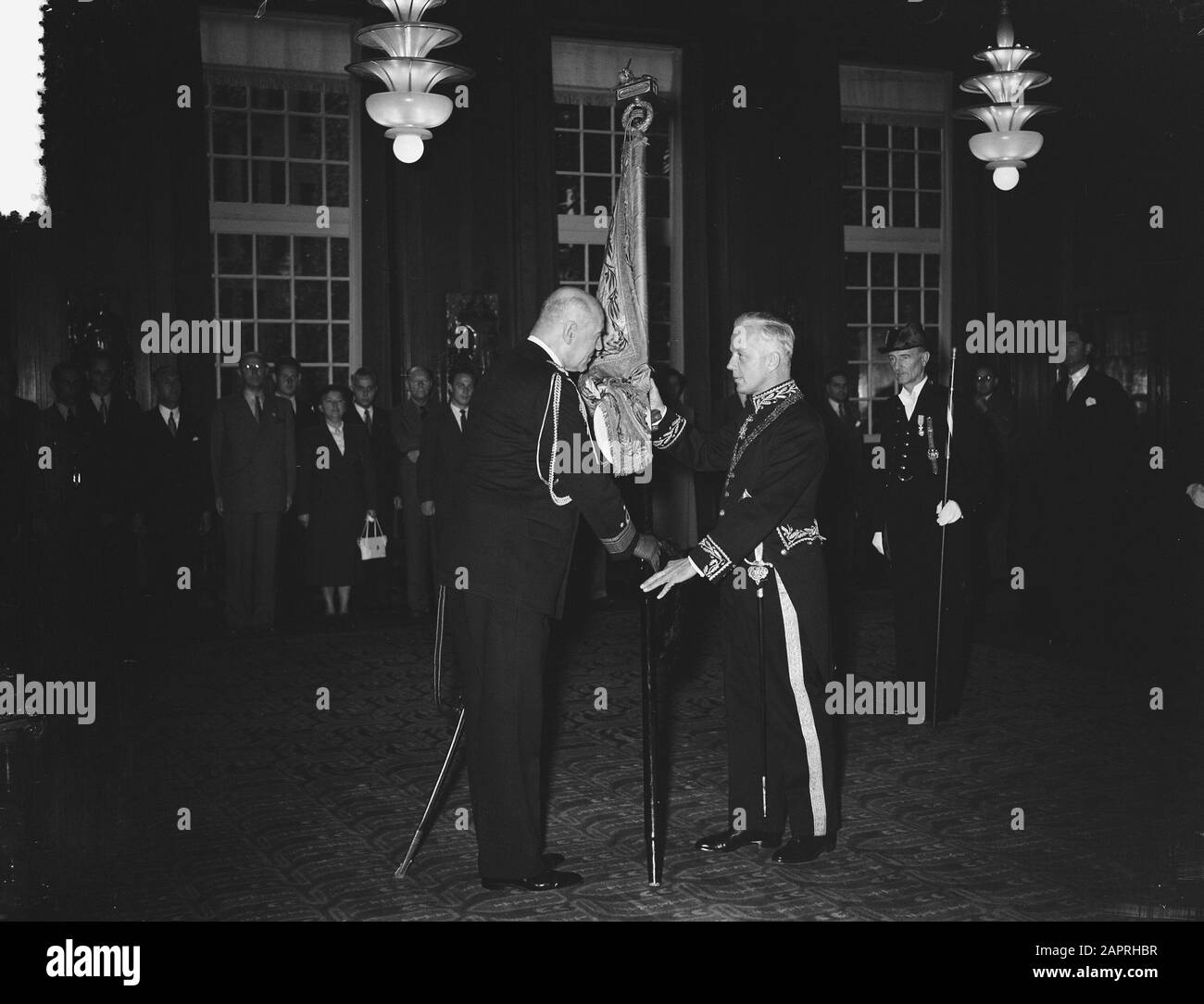 Le Vice-amiral Rost van Tonningen donne au nom de la Reine la bannière du 7ème Régiment d'infanterie au Maire d'Ailly dans la salle du conseil de l'Hôtel de Ville d'Amsterdam Date: 12 septembre 1953 lieu: Amsterdam, Noord-Holland mots clés: Offres, maires, armée, militaires, officiers, bannières Nom personnel: Rost van Tonningen, N.A. Banque D'Images