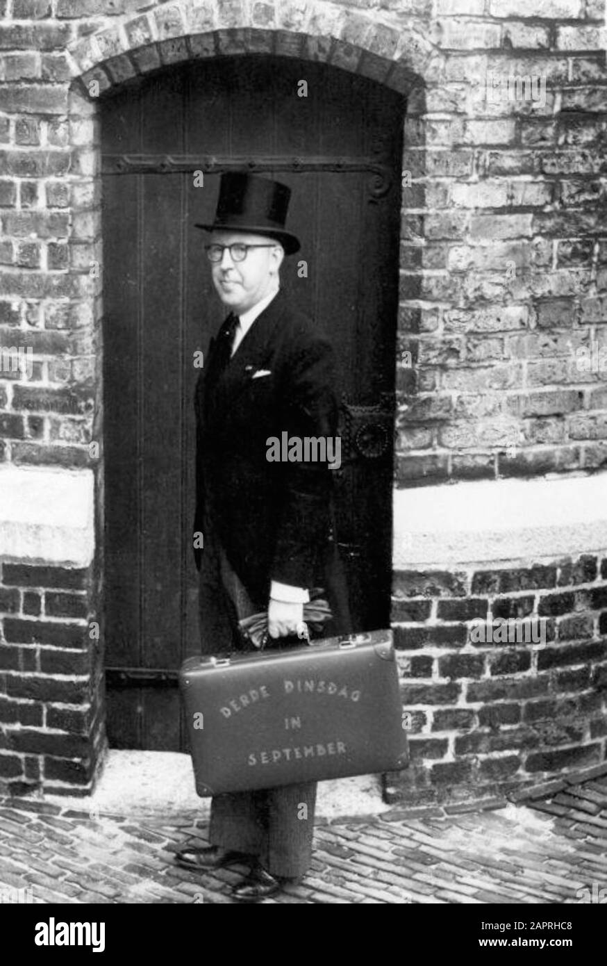 Ministre M. P. Lieftinck avec le porte-documents du troisième mardi de septembre » devant l’entrée, 19 septembre 1950. Banque D'Images