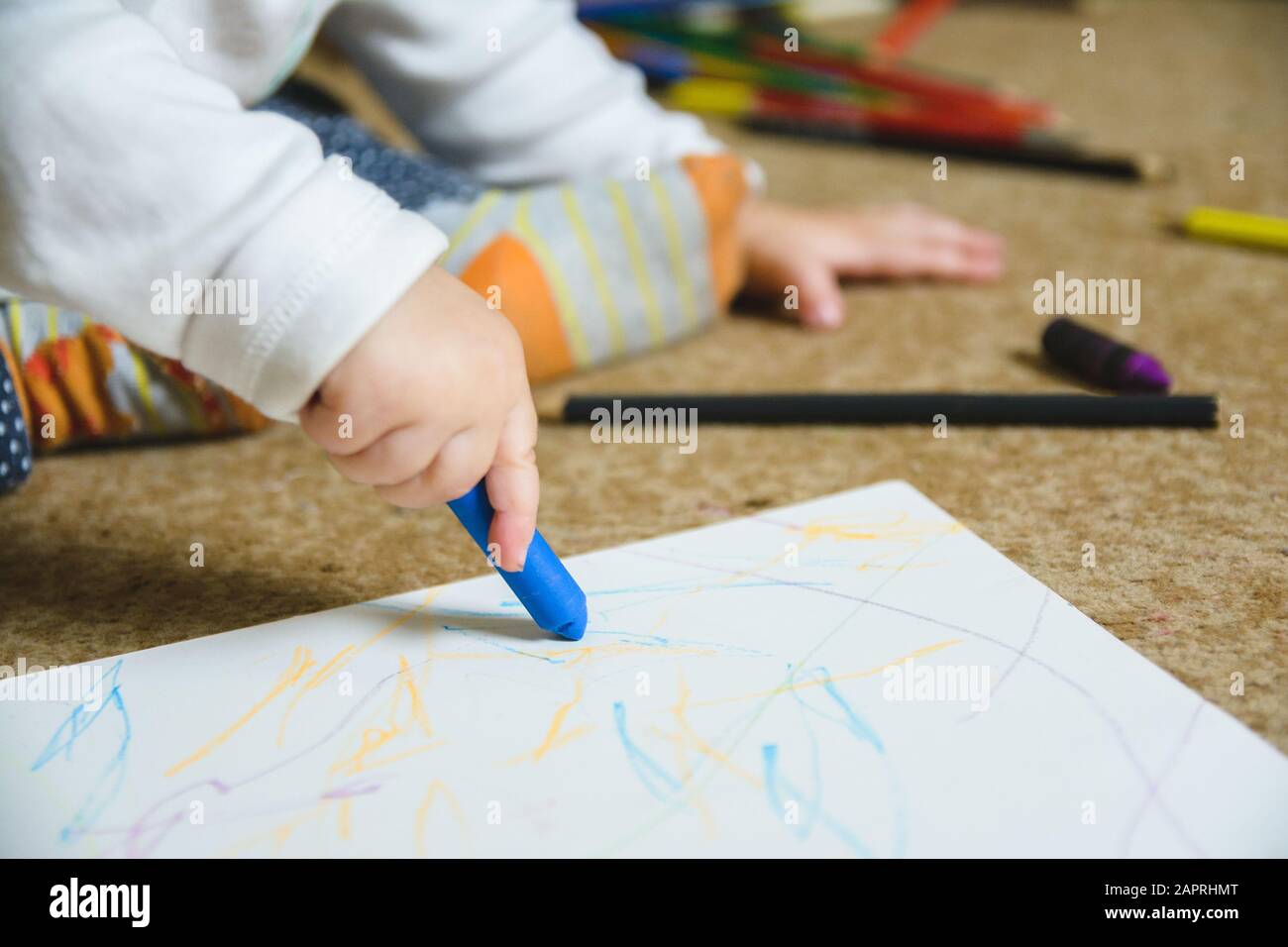Gros Plan Sur Un Dessin De Bebe Avec Un Crayon Bleu Assis Sur Le Sol Photo Stock Alamy