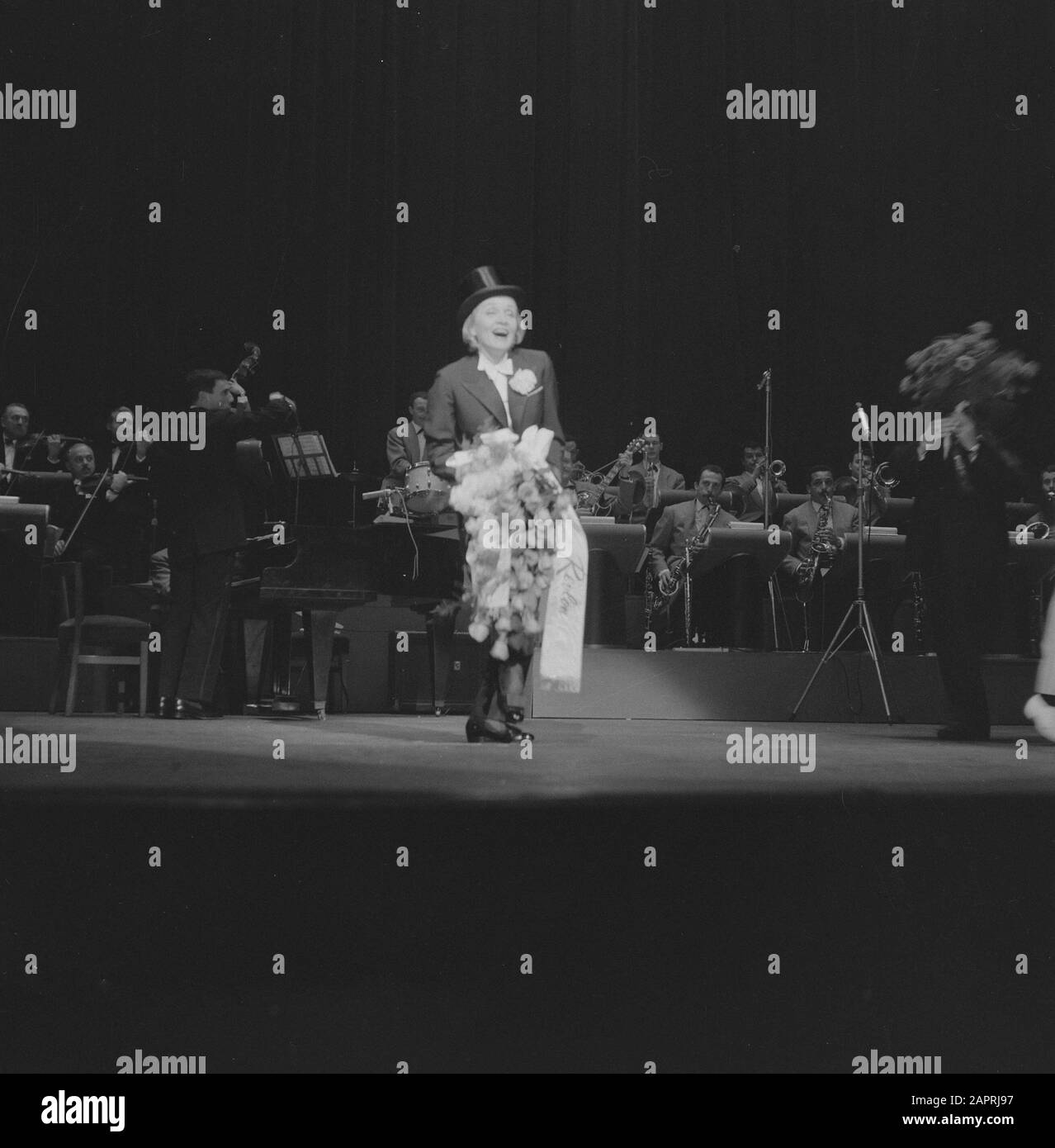 Représentation nocturne de Marlene Dietrich au Tuschinkitheater d'Amsterdam. Marlene Merci avec des fleurs pour les applaudissements Date: 28 mai 1960 lieu: Amsterdam, Noord-Holland mots clés: Actrices, stars du cinéma, théâtre, spectacles, chanteurs Nom personnel: Dietrich Marlene Banque D'Images