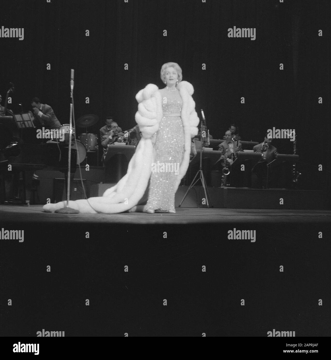 Représentation nocturne de Marlene Dietrich au Tuschinkitheater d'Amsterdam Date: 28 mai 1960 lieu: Amsterdam, Noord-Holland mots clés: Actrices, stars du cinéma, théâtre, spectacles, etc chanteurs Nom personnel: Dietrich Marlene Banque D'Images