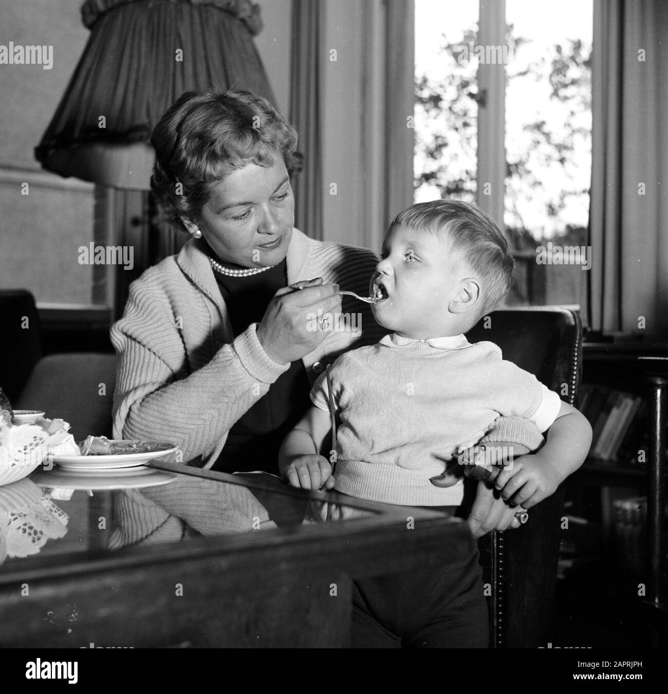 Enfants de Gunsteren Dirk van Gunsteren obtient un morceau de gâteau de sa mère Ursula Date: 1 avril 1955 lieu: Duisburg, Allemagne, Allemagne de l'Ouest mots clés: Vie quotidienne, pâtisserie, salon, garçons, femmes Nom personnel: Gunsteren, Dirk van, Gunsteren, Ursula van Banque D'Images